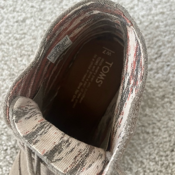 TOMS size 7 Like New - Picture 2 of 6